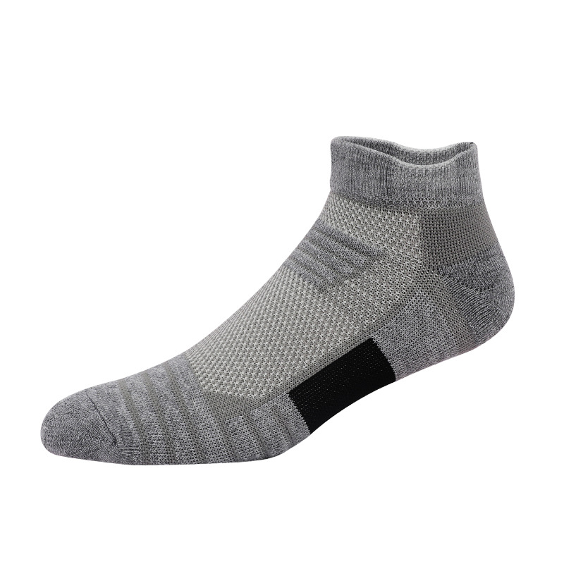 春と秋の男性のバスケットボールのスポーツの靴下の短い筒のメッシュの通気性は汗の純色の屋外のランニングの登山のソックスの卸売りを吸います。