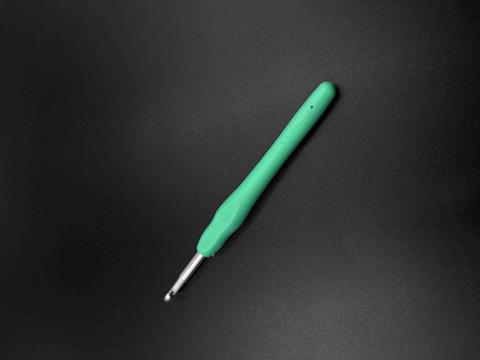 Venta caliente transfronteriza, ganchillo de mango suave de color, herramienta tejida a mano, ganchillo de aluminio de mango suave, fabricante de agujas de lana de silicona de alta calidad