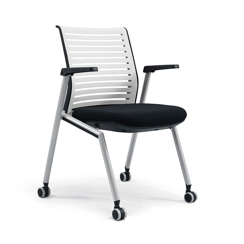 У D-028 есть подлокотники.