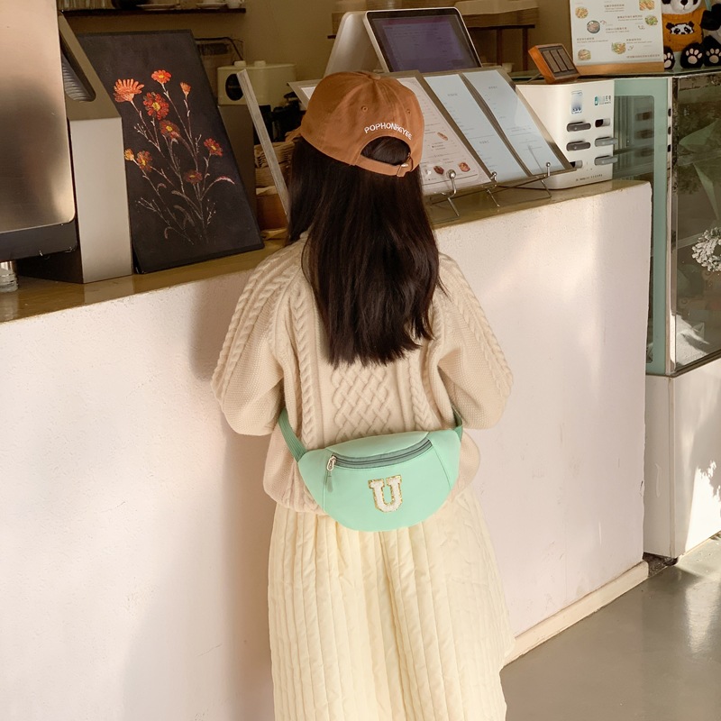 2026 nuevo comercio exterior bolso de cintura para niños letras de moda coreana bolso de pecho para niños y niñas simple bolso de bebé de color sólido
