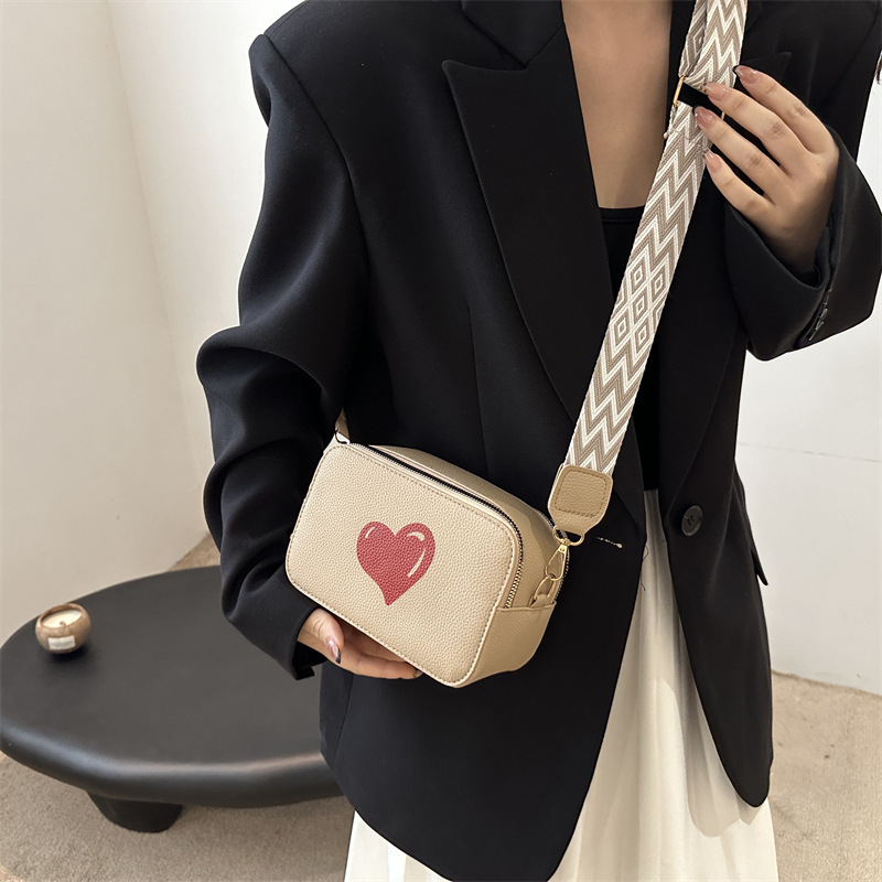 Love Fashion ancho bandolera bandolera de un solo hombro 2024 otoño e invierno nuevo estilo salvaje temperamento ins simple bolsa cuadrada pequeña