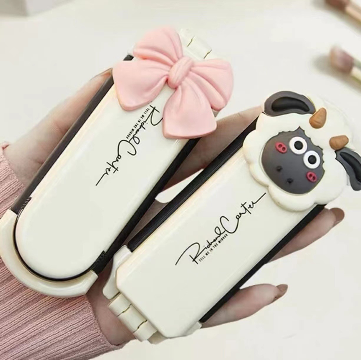 Pequeño peine leche blanco Cordero portátil mini portátil plegable airbag peine flequillos de las mujeres especial plegable con espejo