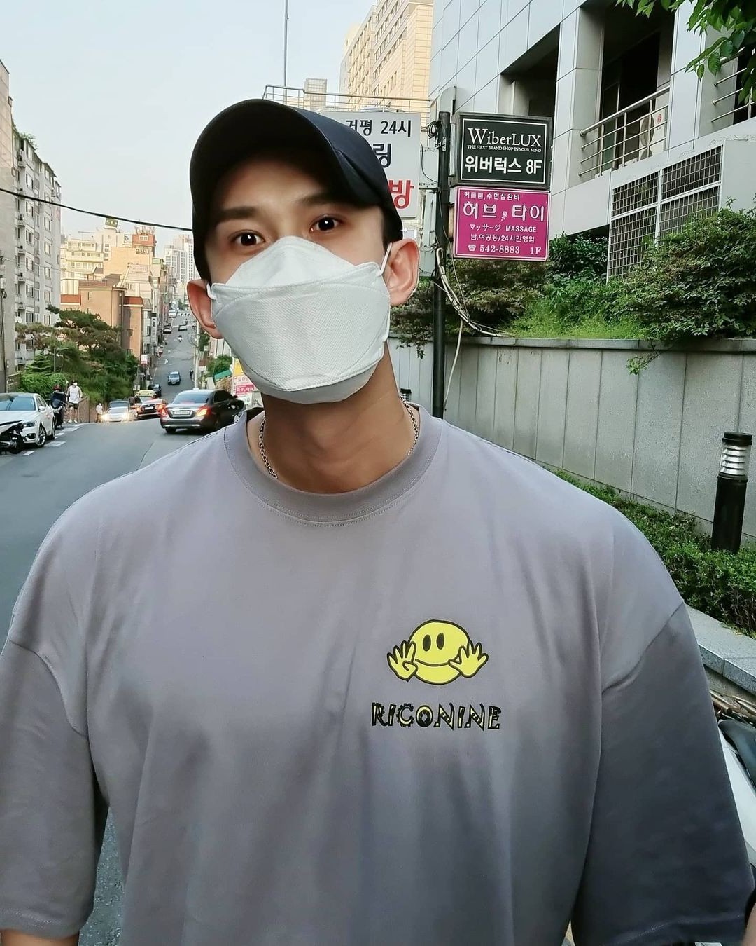 Men's Casual Printed Loose Fitting Basketball Training Shirt Short Sleeved Smiley Face T-Shirt Trendy Fitness Muscle Wearing_viptrois.com