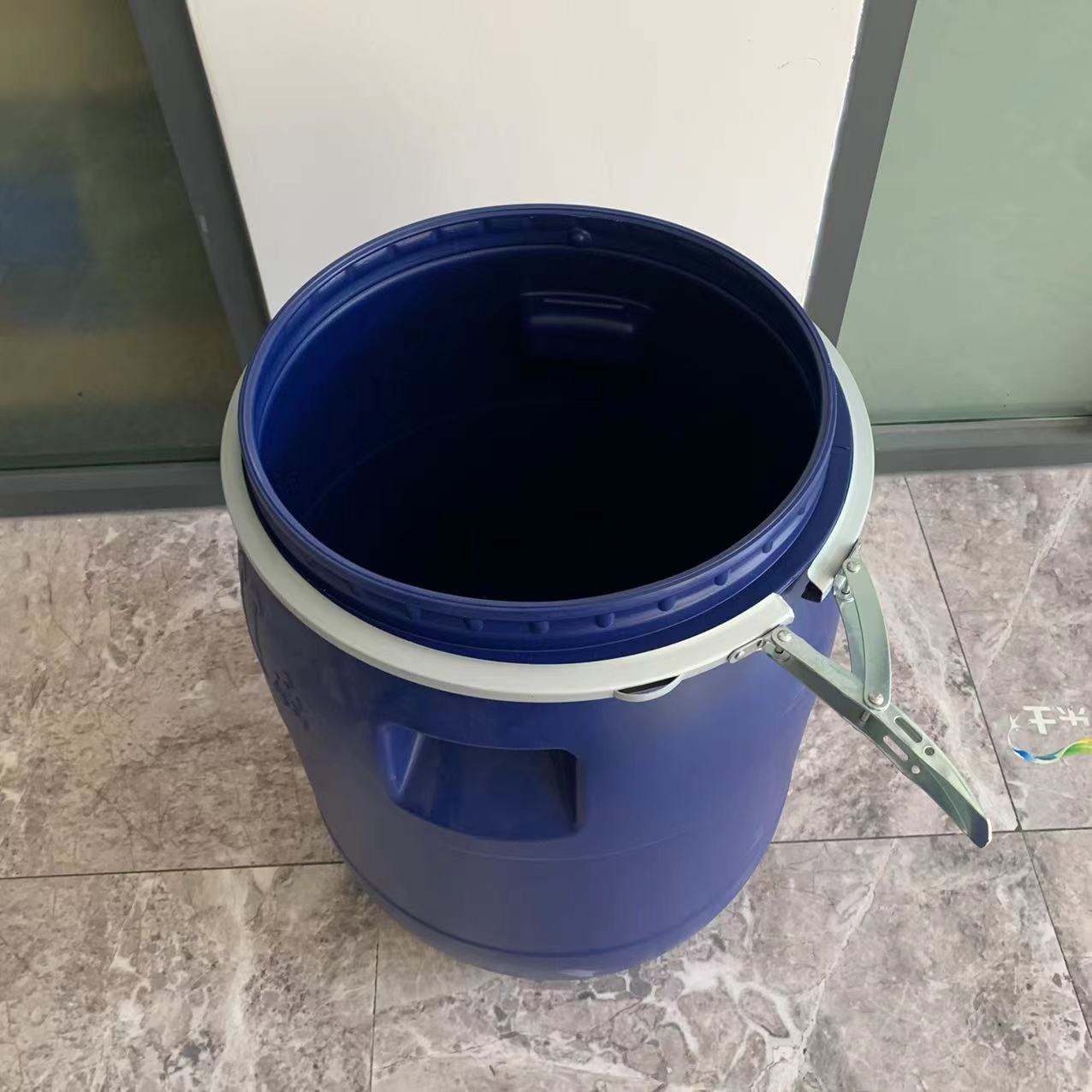 现货供应50L塑料桶 60L升法兰桶 50KG化工桶 大口有耳手提铁箍桶