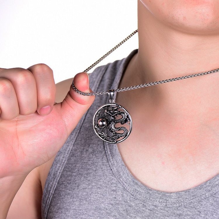 Estilo étnico de los hombres de la vendimia collar placa dragón jugando perlas colgante dragón patrón personalizado colgante largo suéter cadena accesorios al por mayor