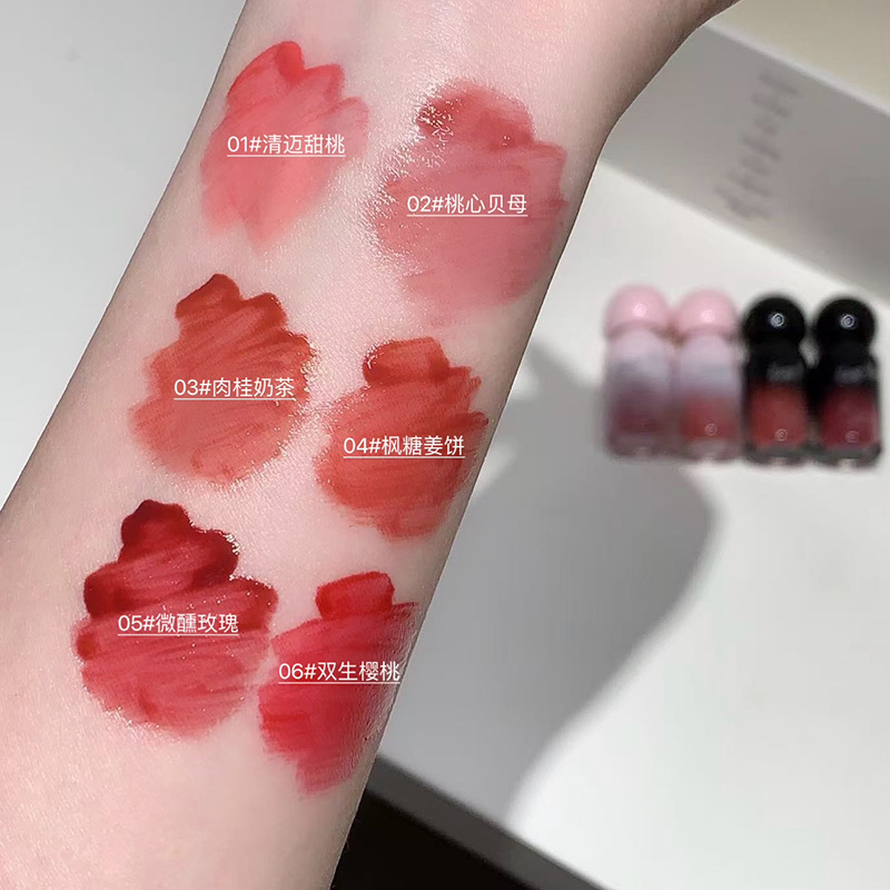 Gegebear Qingxin Water Light Lip Glaze Hidratante Dudu Lip Reproducción de color Brillo de labios blanco Primavera y verano Brillo de labios transfronterizo femenino