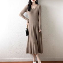 秋冬新款V领羊毛针织连衣裙女士中长款过膝百搭修身打底羊毛衫