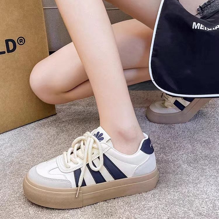 Zapatillas blancas de suela gruesa para mujer, nuevo modelo otoño 2025, zapatillas retro casuales transpirables y versátiles, calzado deportivo de exportación para estudiantes.