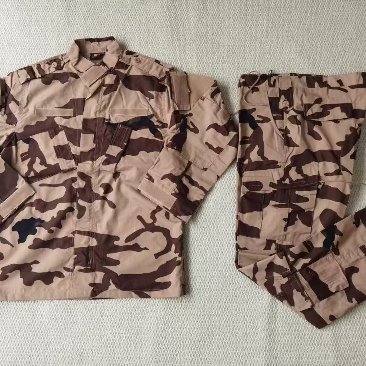 Trajes de camuflaje negros transfronterizos para hombres al aire libre tácticos trajes de entrenamiento resistentes al desgaste herramientas primavera y otoño fabricantes al por mayor