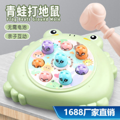 子供のケーキはネズミのおもちゃを打ちます。