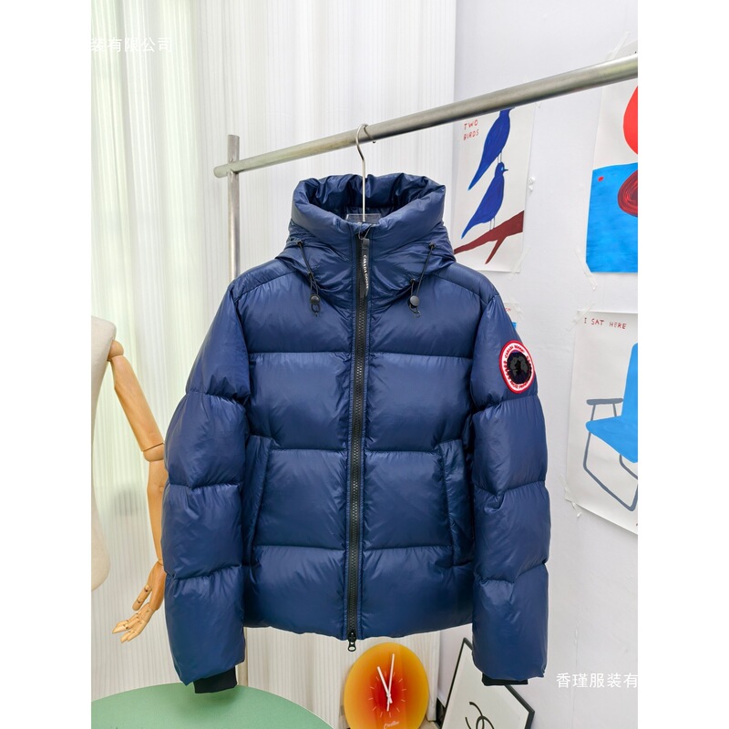 Canada Goose shiny hooded down jacket in black, unisex, loose fit, warm puffer coat 2252 polyester Canada Goose shiny hooded down jacket in black, unisex, loose fit, warm puffer coat 2252 polyester