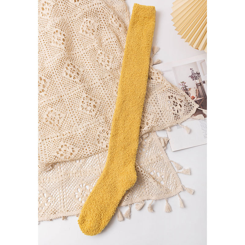 Medias de mujer sobre la rodilla calcetines altos cálido otoño e invierno Nuevos calcetines de terciopelo de coral de color sólido para mujer engrosados calcetines de dormir en casa