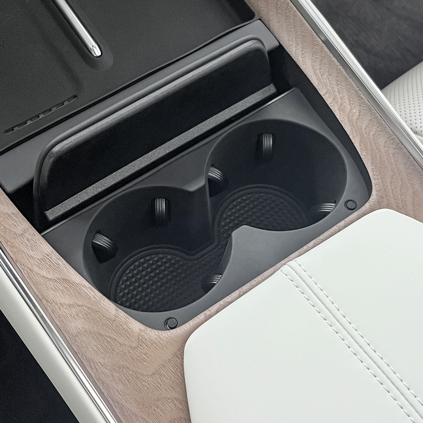 Toyota Platinum 7 Central Control Wireless Charging Silicone Mat, Water Cup Anti-Slip Protective Mat, Car Accessories and Modification Parts Collection