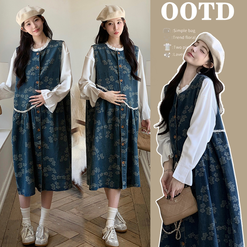 Actual Shot of Pregnant Women's Autumn Clothing Matchinging a Complete Set of White Shirts, Denim Vest Skirts and Fashion Suits. Default Items