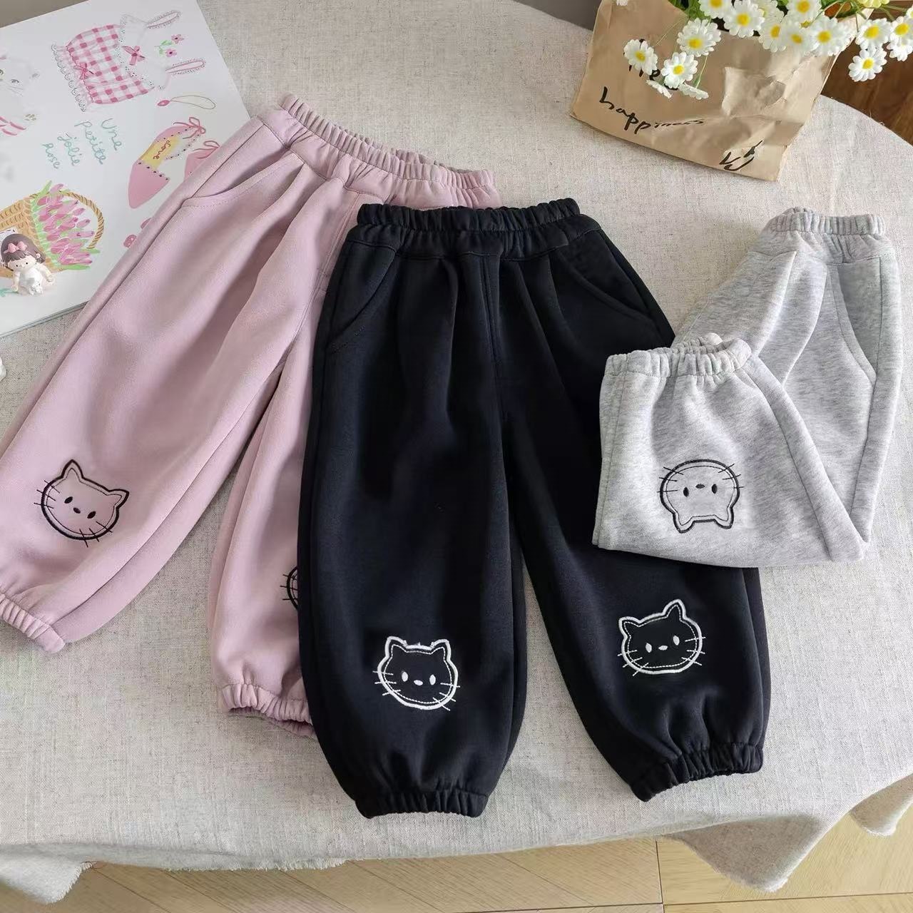 Girls' pants for autumn and winter, suitable for outdoor wear, autumn collection for baby girls, medium and small sizes, children's sweatpants, sports long pants, fleece-lined and thickened, one-piece fleece