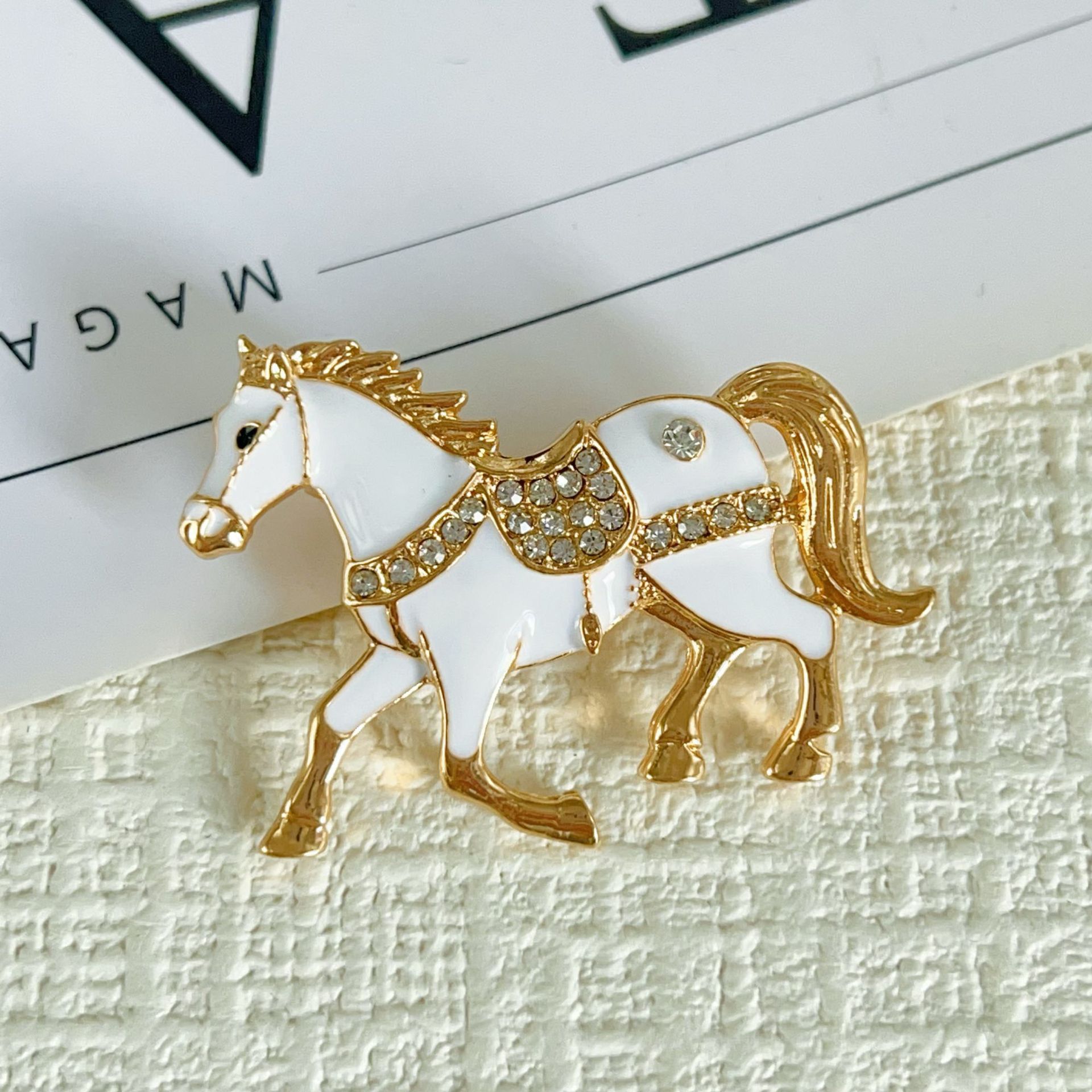 Zodiac Paard voor Dames, Hoogwaardige Luxe, Niche Design, Reversspeld, Anti-doorzichtig, Taille-accentuerende Gesp, Speldaccessoire._voghion.com