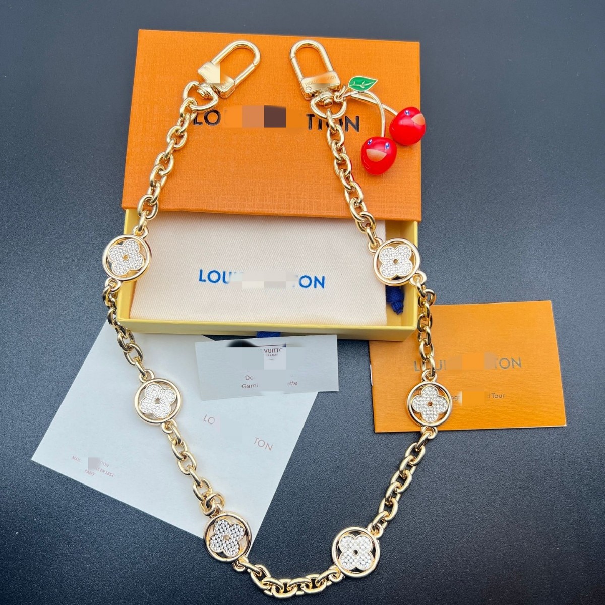 2025新款欧美轻奢四叶草链扣锌合金白钻红钻小樱桃包包挂跨境驴牌