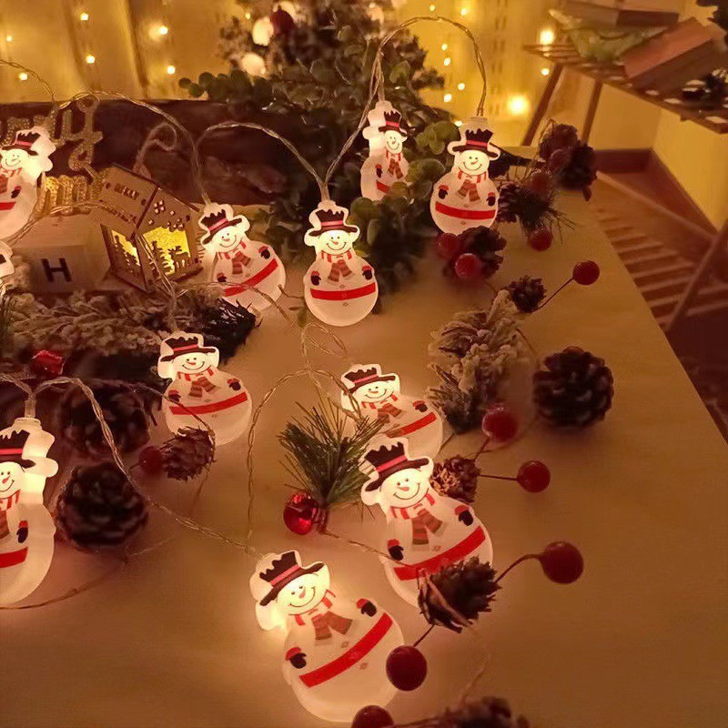Sombreros rojos de Navidad, calcetines de Navidad, campanas de Navidad, cadenas de lámparas de navidad, pequeñas luces de color