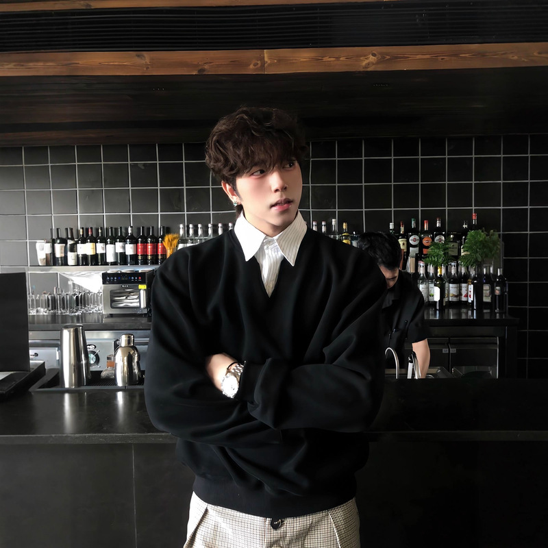 Korean Autumn and Winter Intellectual Fake Two-Piece Stripesd V Neck Pure Color Sweatshirt Short Wide Boxy Pullover Versatile Preppy Style