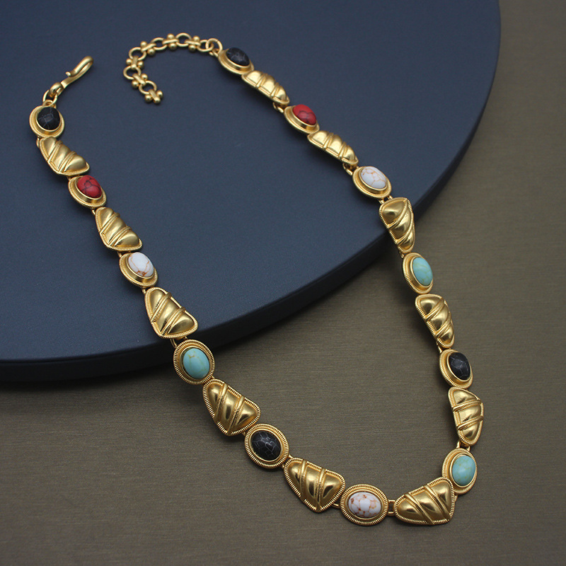 Set collana e orecchini con pietre in oro vintage geometrico_voghion.com