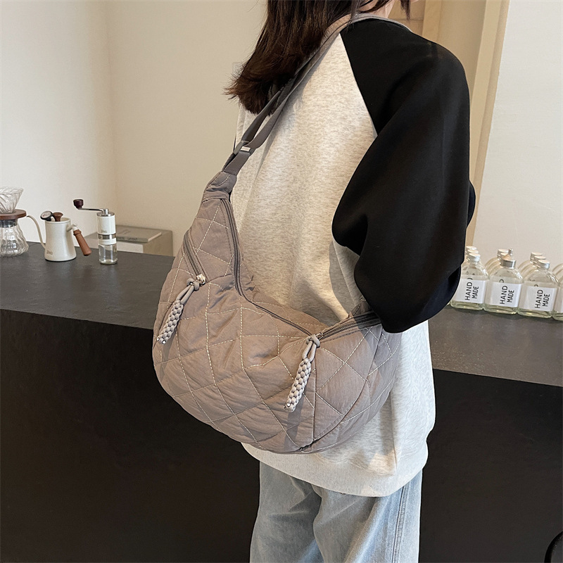 Bolso bandolera de invierno de gran capacidad para mujer 2024 nuevo bolso de lona de algodón bordado bolso de bola de masa de un solo hombro para estudiantes
