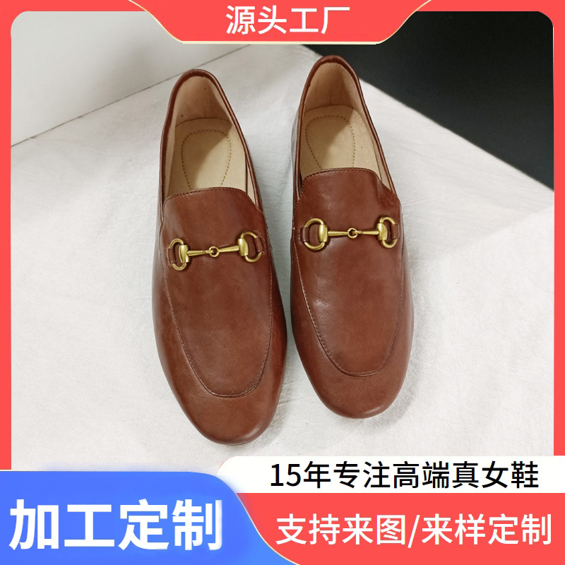 광저우 신발 공장은 여성을 위한 복고풍 스타일의 둥근 발가락 로퍼, 여성을 위한 정품 가죽 편안한 부드러운 밑창 작은 가죽 신발을 맞춤 제작합니다.