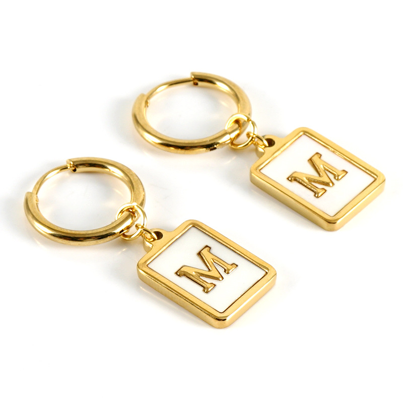Cross-border ins estilo pendientes de letras de concha de acero inoxidable hembra 18K pendientes de acero de titanio de oro 26 letras pendientes cuadrados hembra