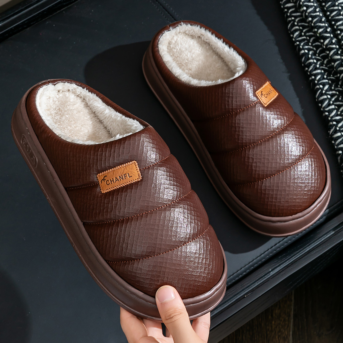2025 nuevas zapatillas de algodón para hombres en invierno pu impermeable a prueba de desgaste fondo grueso antideslizante para el hogar interior mujeres a prueba de frío image 3