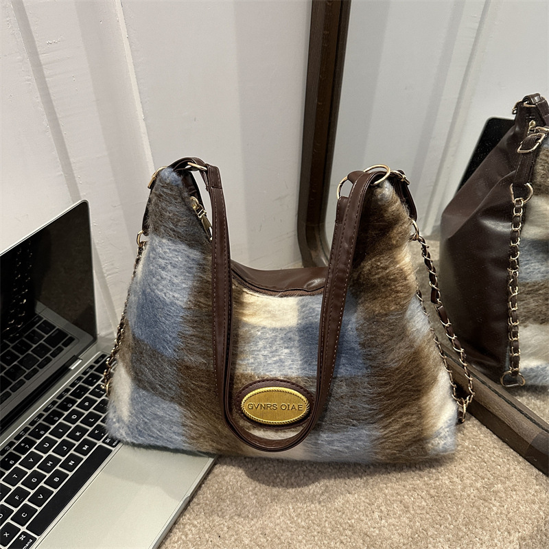 Bolsa de mano de lana retro de gran capacidad 2024 invierno nuevo estilo versátil bolso de brazo coreano bolso especial mochila mujer