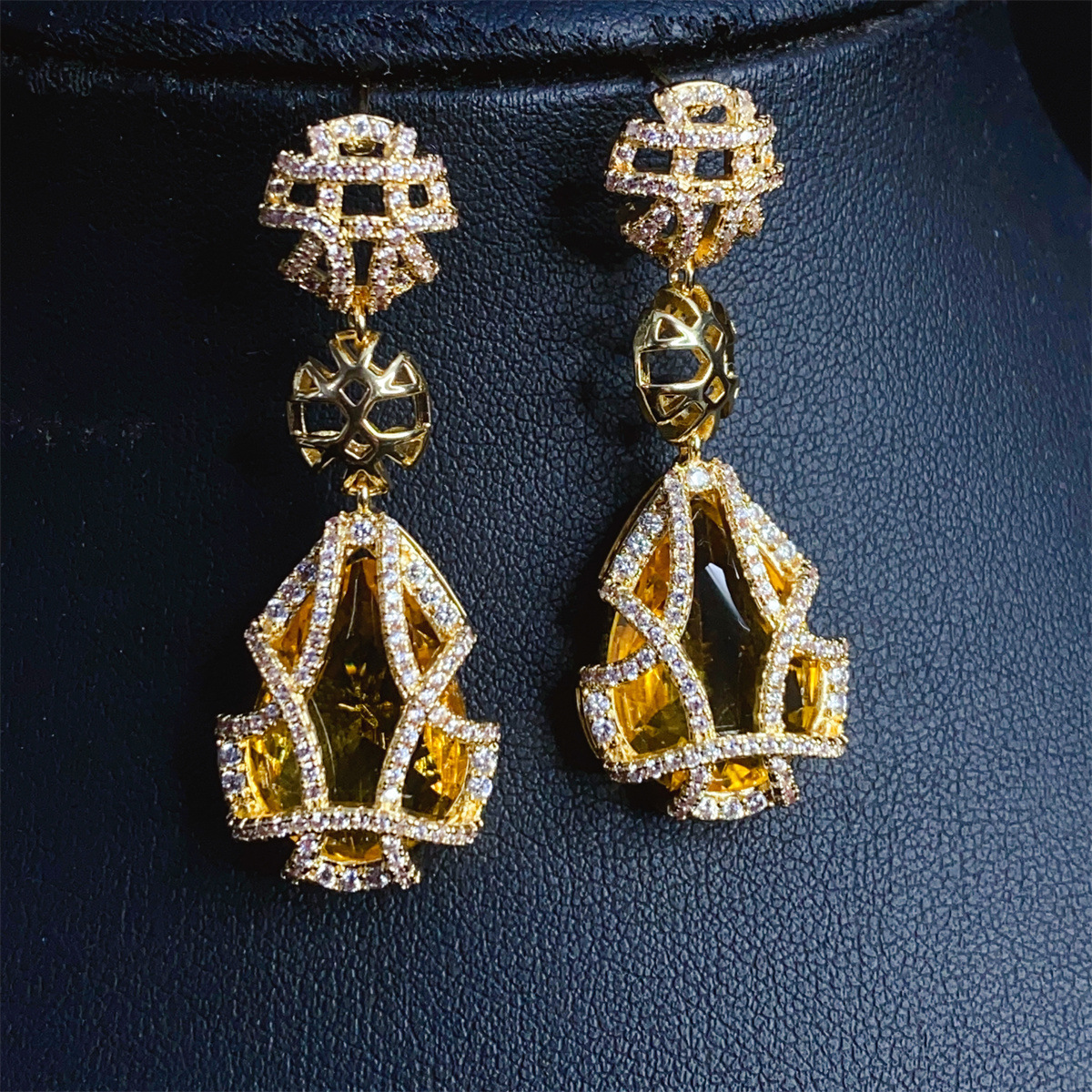 elegant design classic retro fashionable earrings