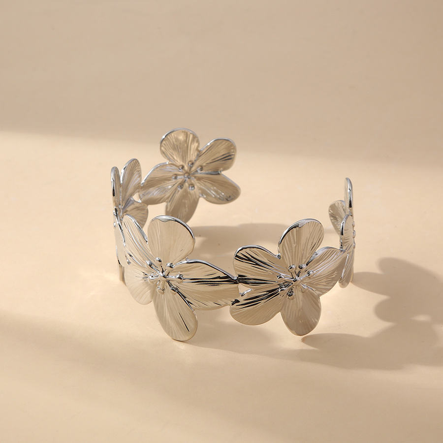 Nuevo brazalete de oro real chapado en bronce 18K diseño de flores de metal de borde ancho retro pulsera de temperamento europeo y americano abertura femenina