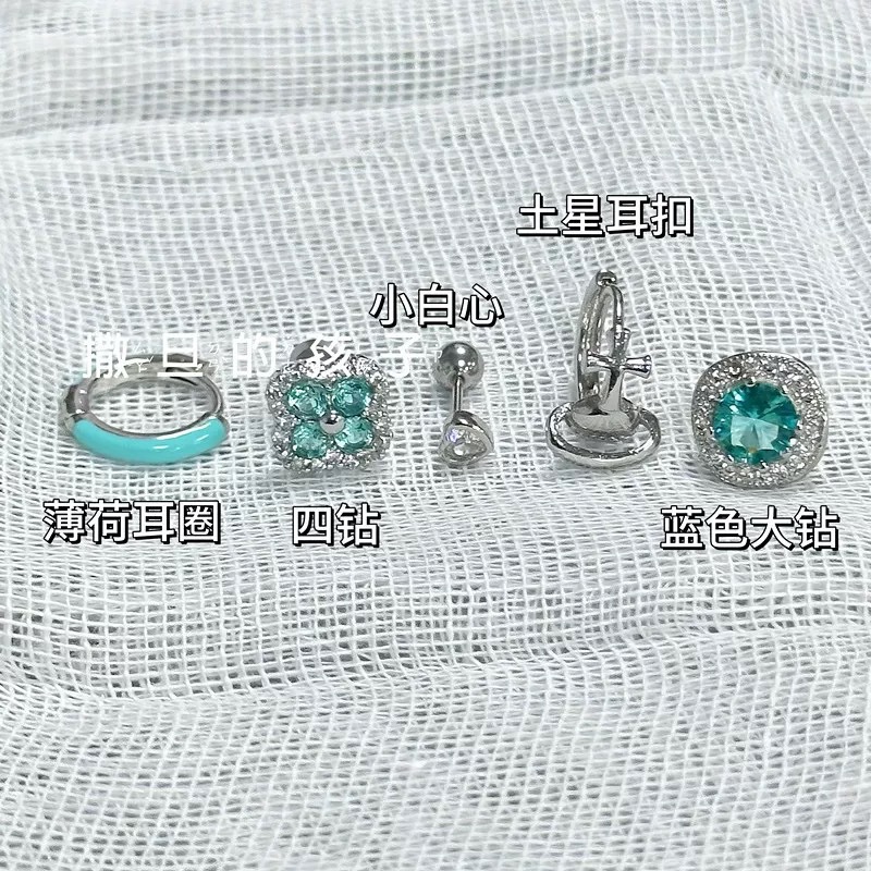 16G labret stud size and finish detail