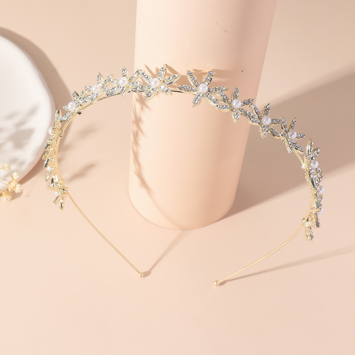 El sentimiento de alto nivel de diamante perla de verano temperamento de hadas tarjeta de cabello rojo 2024, el nuevo tipo de copo de nieve delgado