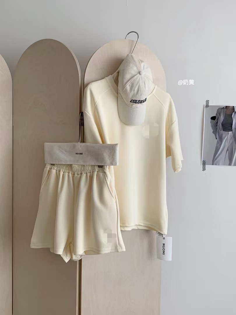 크리미한 노란색