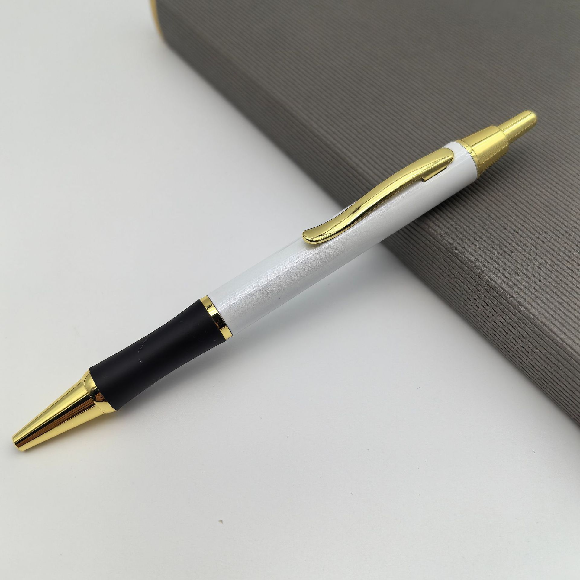 Metal personalizado pulsador antideslizante silicona cubierta bolígrafo bolígrafo de regalo de negocios bolígrafo de firma bolígrafo de conferencia