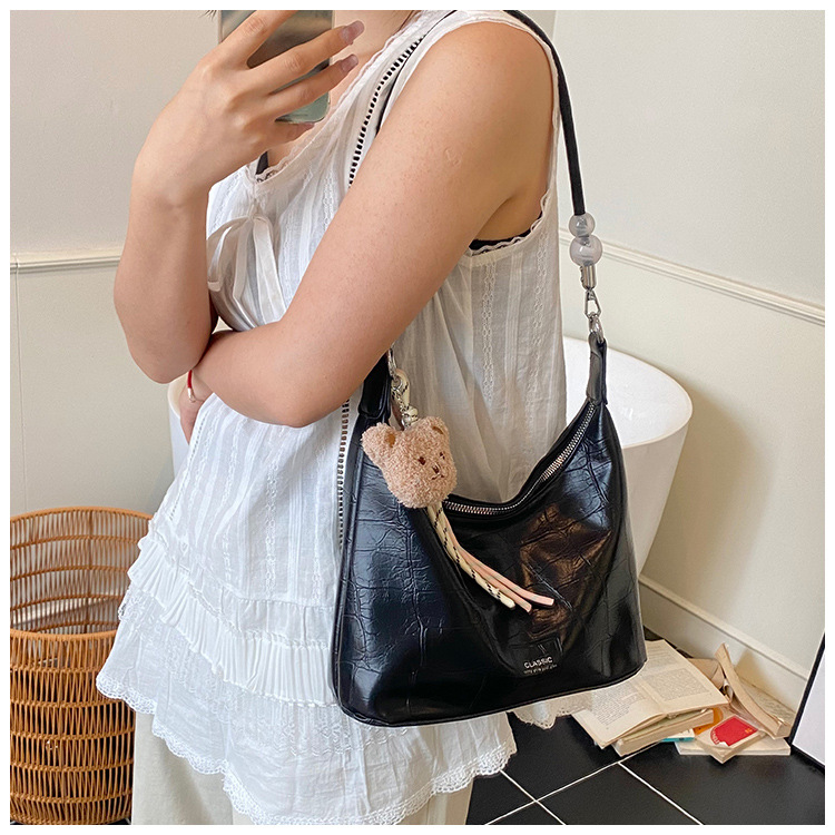 In the summer of 2025, crossbody bags, women's bags, single-shoulder bags, versatile casual bags, sports underarm bags, soft leather bags, dumplings, and women's bags undefined