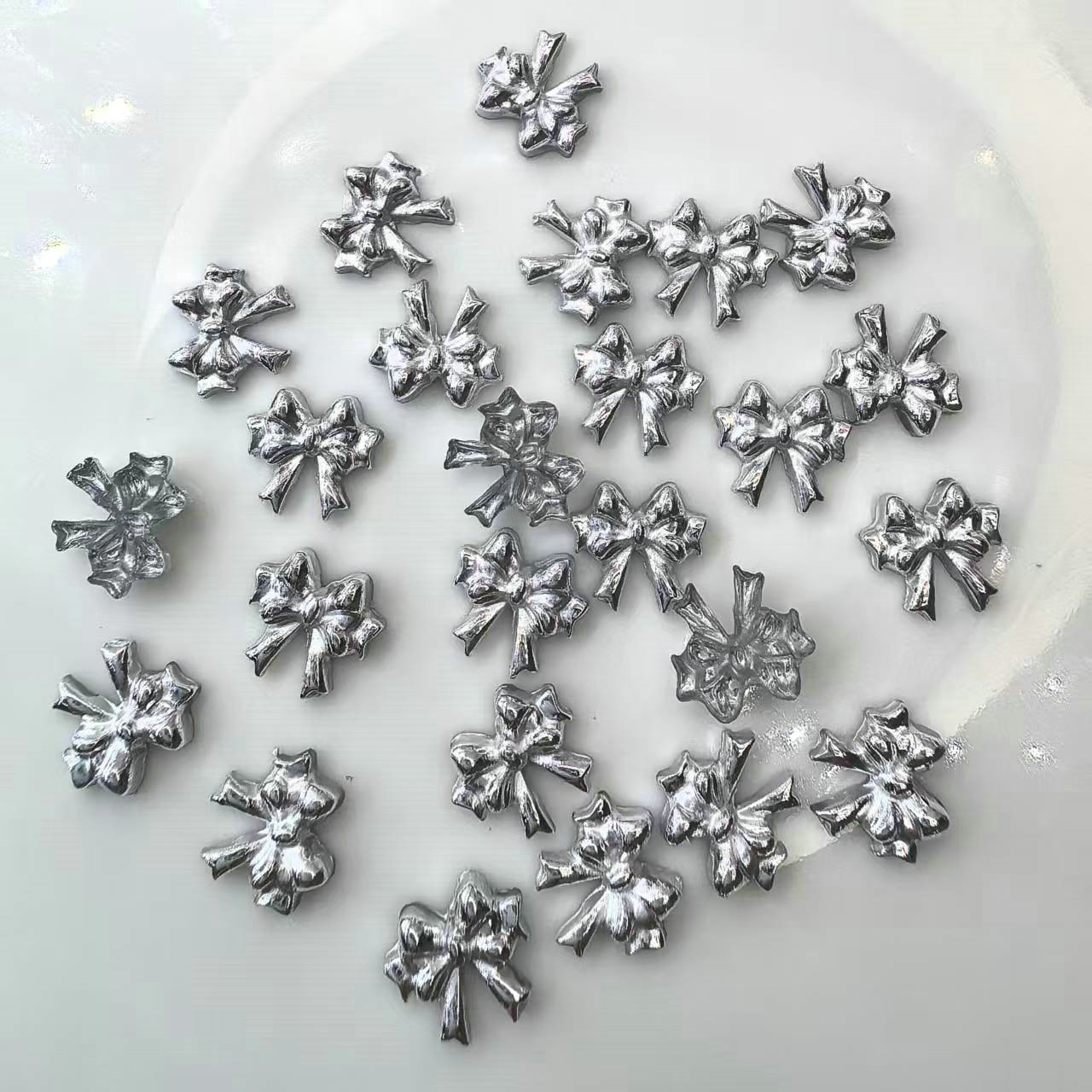 银色合金树脂蝴蝶结领结飘带美甲饰品批发03.jpg