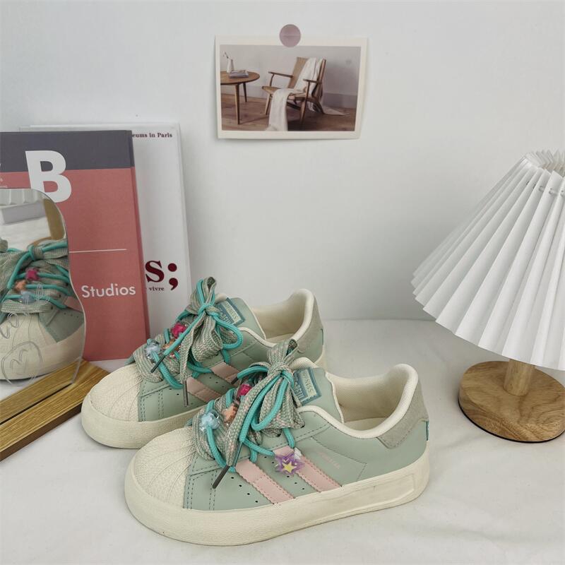 2024 primavera estudiantes zapatos de lona casuales bajos mujeres estilo coreano deportes ocio todo fósforo zapatos blancos estilo Hong Kong color caramelo image 5