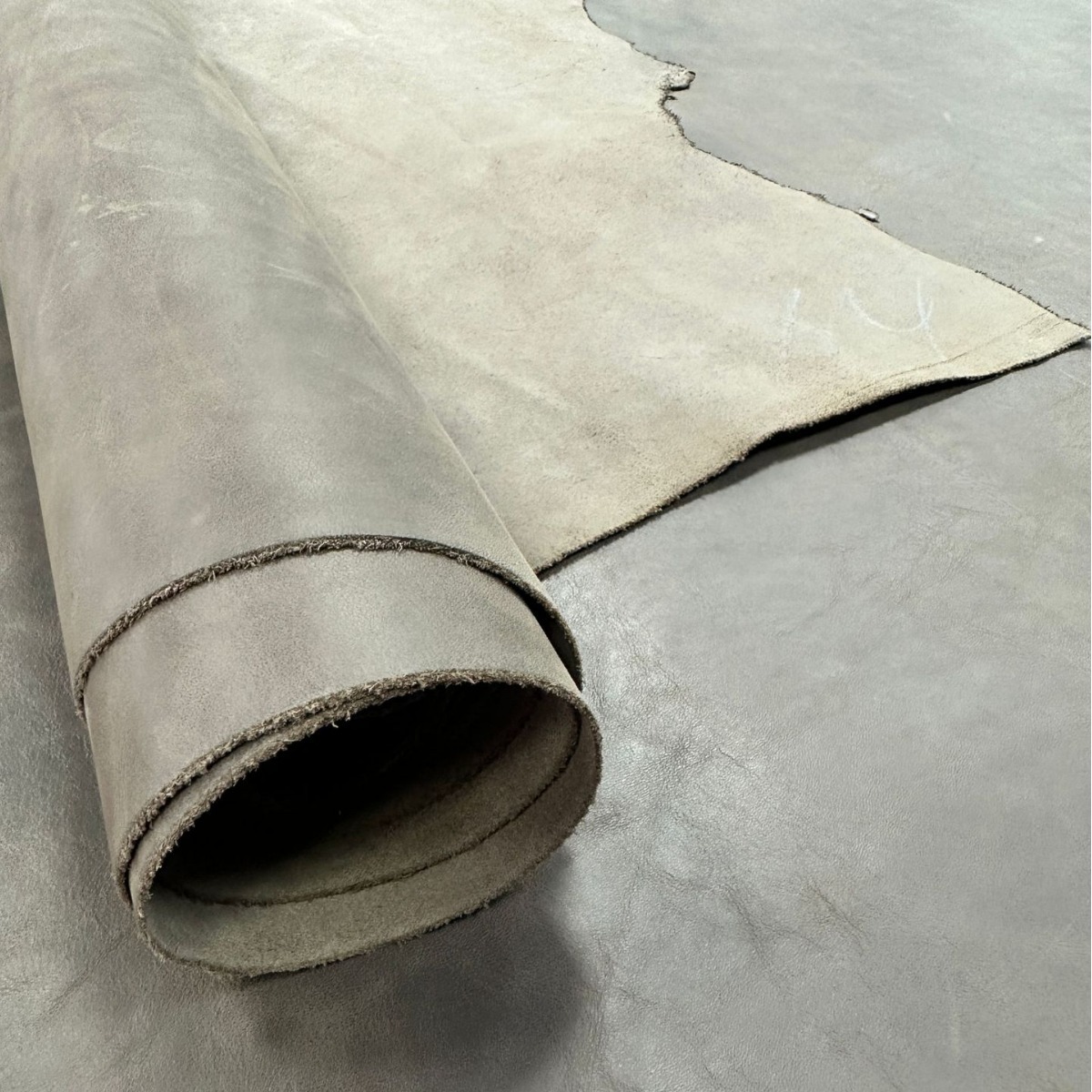 现货供应 头层水蜡牛皮灰色水蜡皮商标皮头层牛皮 皮带箱包皮料