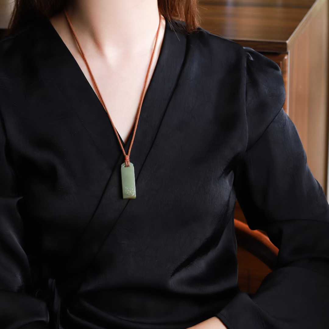 玉器工艺品天然新疆和田玉若羌黄口料老料飘糖色莲花吊坠女款挂坠