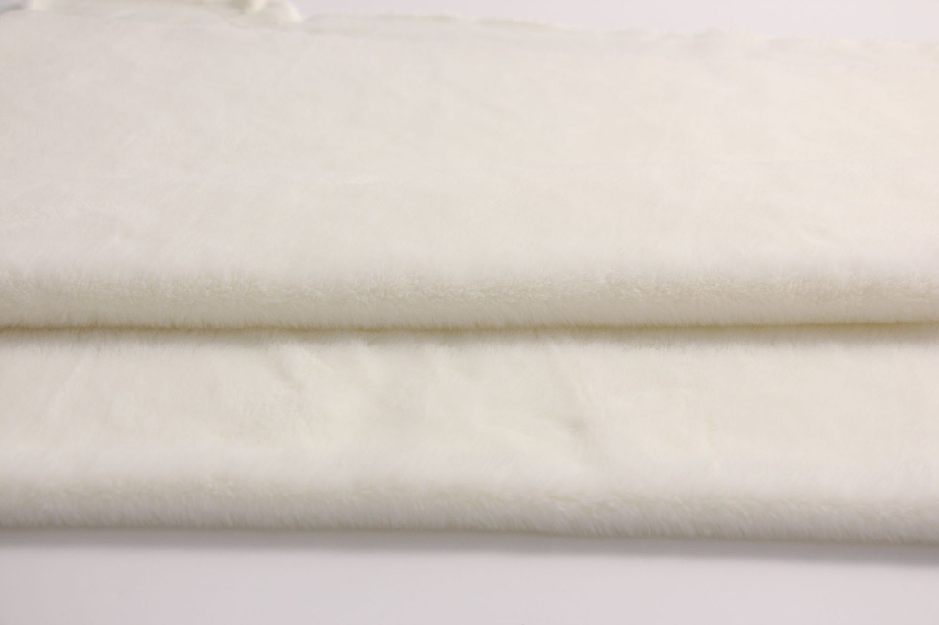 厂家批发白色法兰绒珊瑚绒家居服面料全涤加厚柔软法兰绒现货