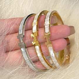 H字母素圈手镯女款金银色钛钢贝壳手链轻奢小众设计手环精致饰品