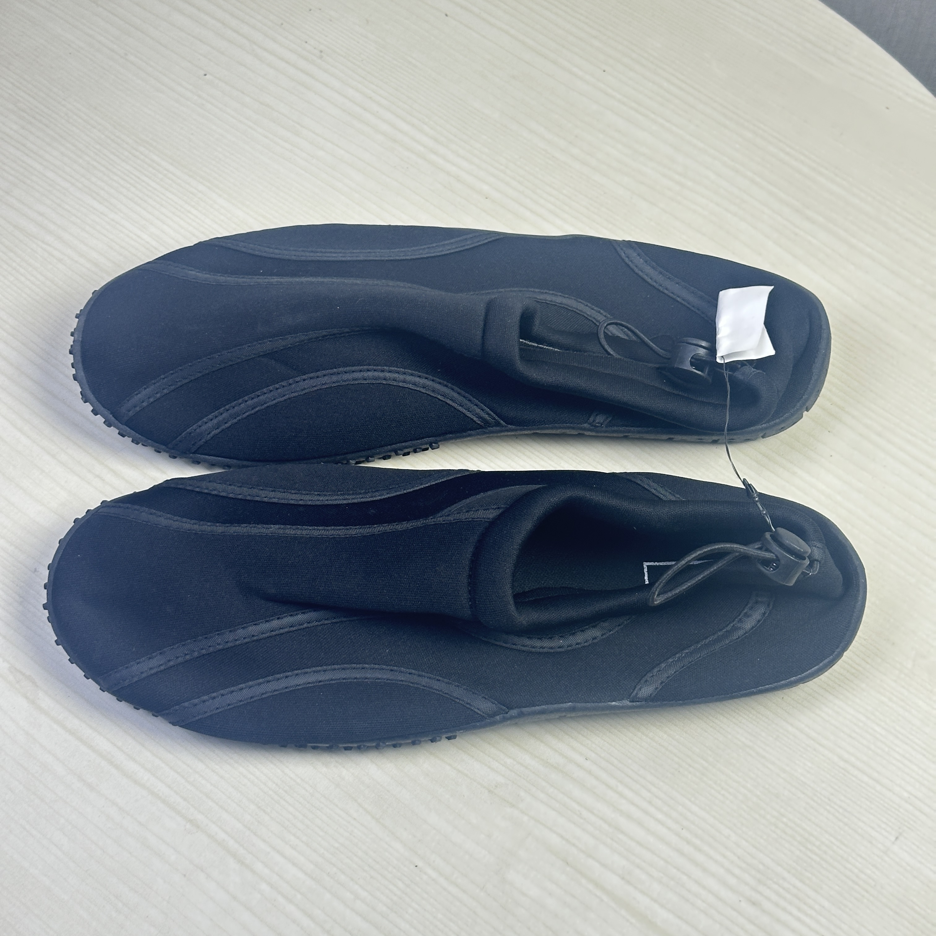 <unk> 2024 verano nuevos zapatos de playa para hombres nadar calcetines de buceo antideslizantes coreanos zapatos de snorkel para mujeres antideslizantes suela suave secado rápido