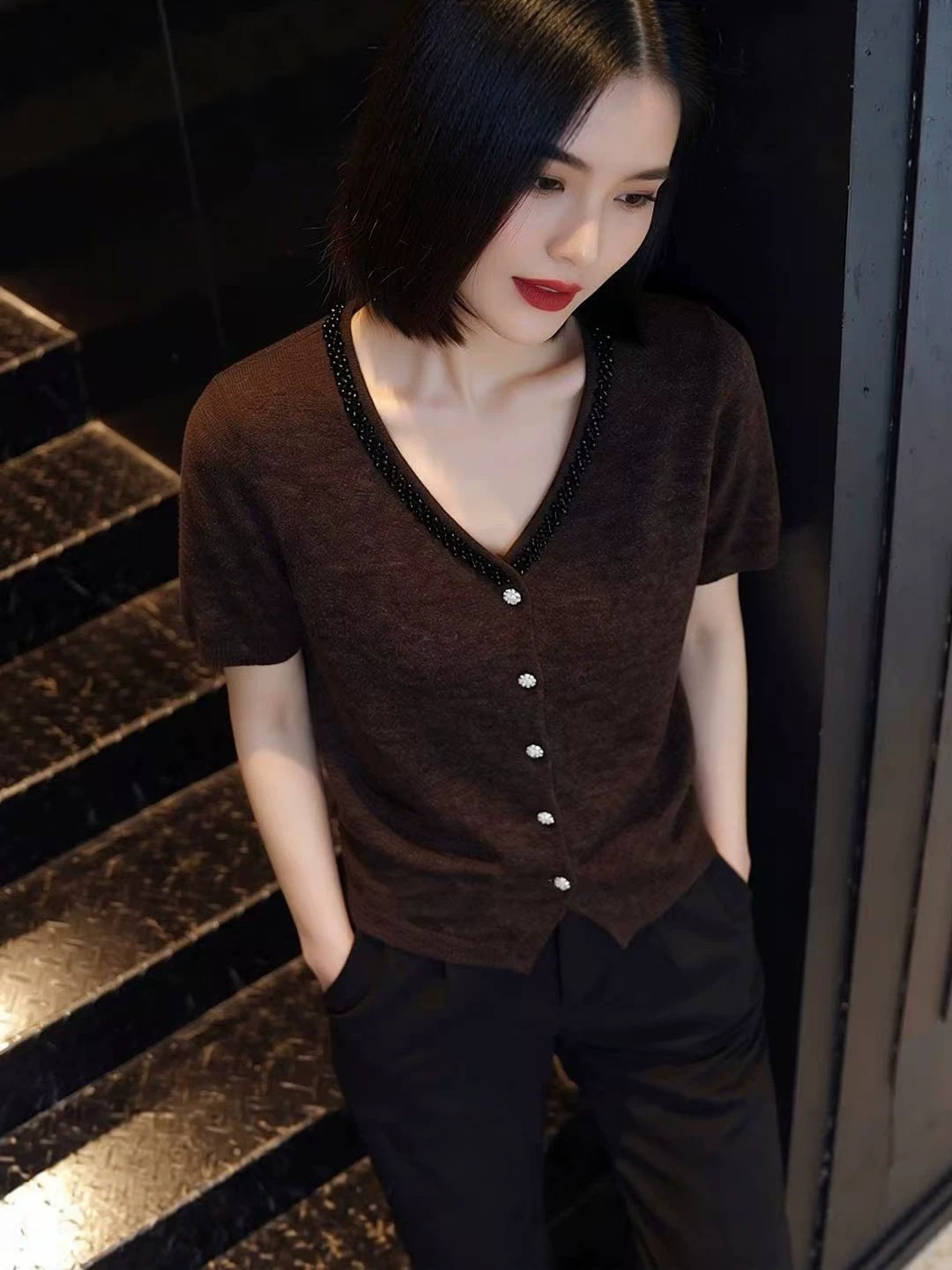 Áo dệt kim ngắn tay đính cườm màu cà phê form suông — màu cà phê