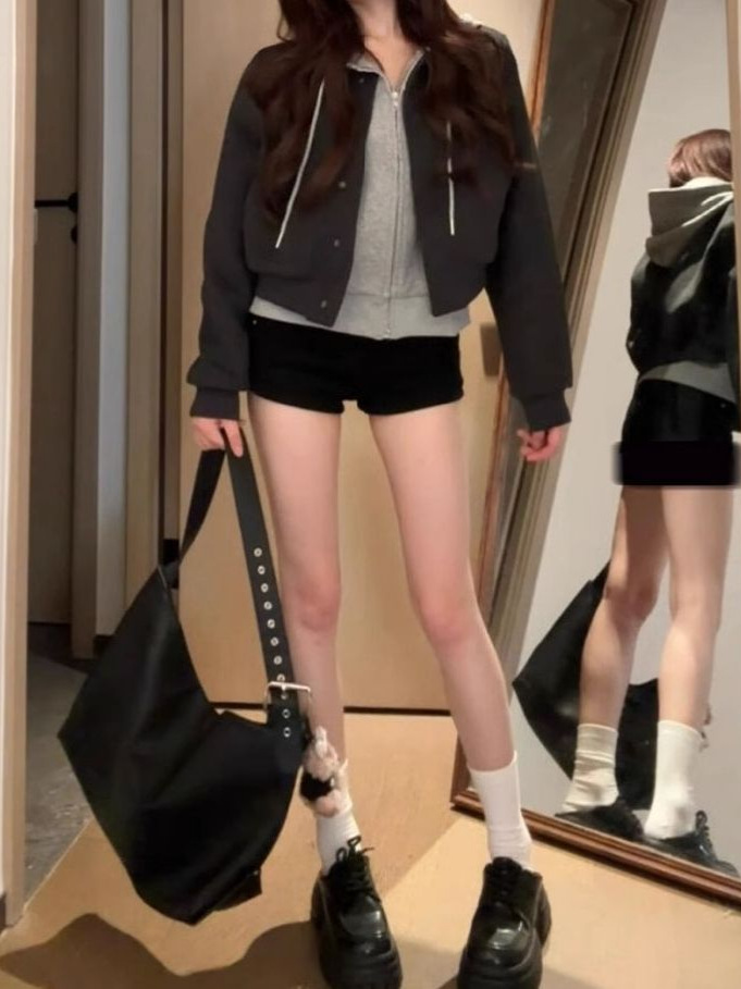 黒いギャルの半ズボンの女性の春と秋の冬は腰が高くて痩せています。