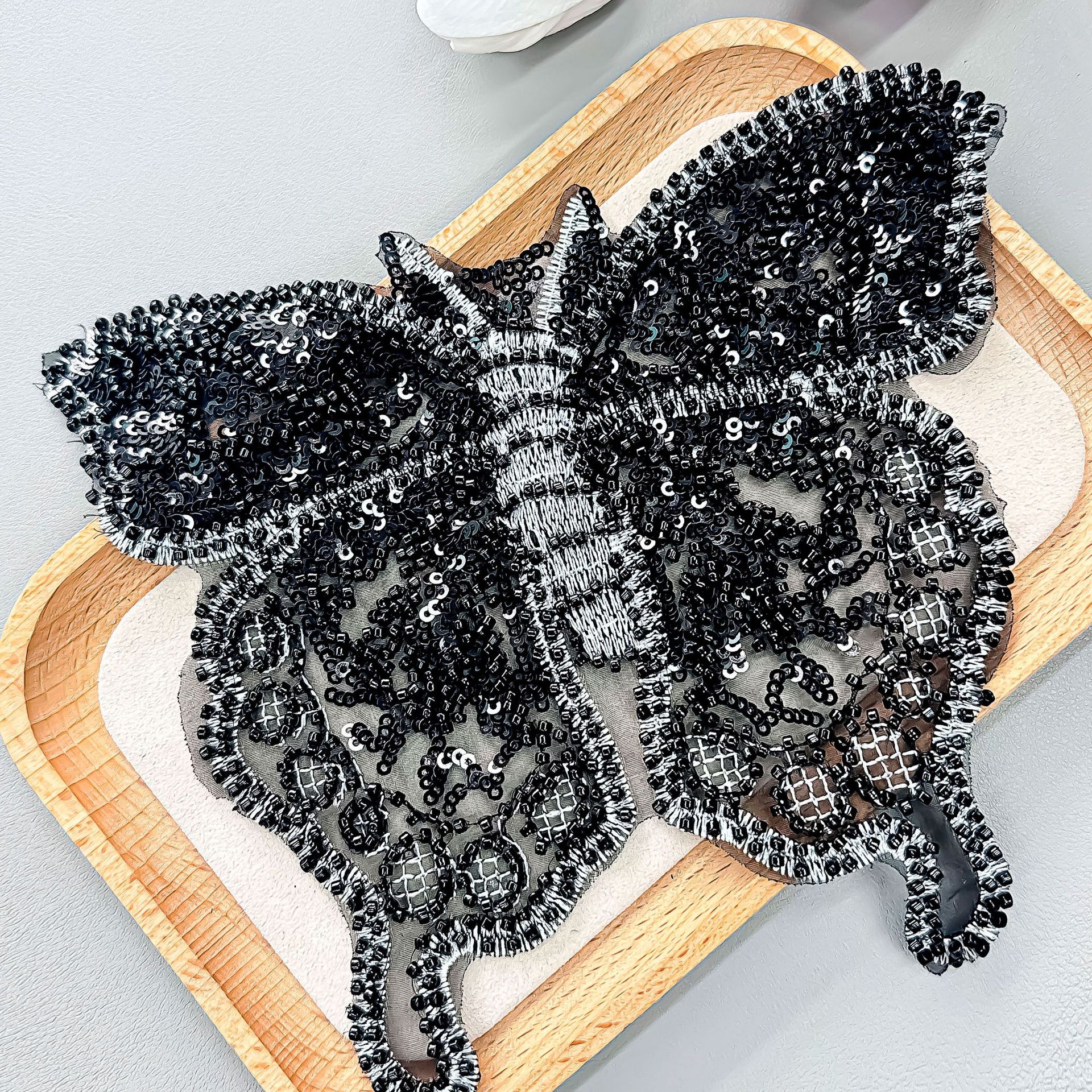 Etiqueta engomada de tela bordada de mariposa negra con cuentas Etiqueta engomada de tela de malla de encaje inferior Ropa de bricolaje Accesorios de moda image 4