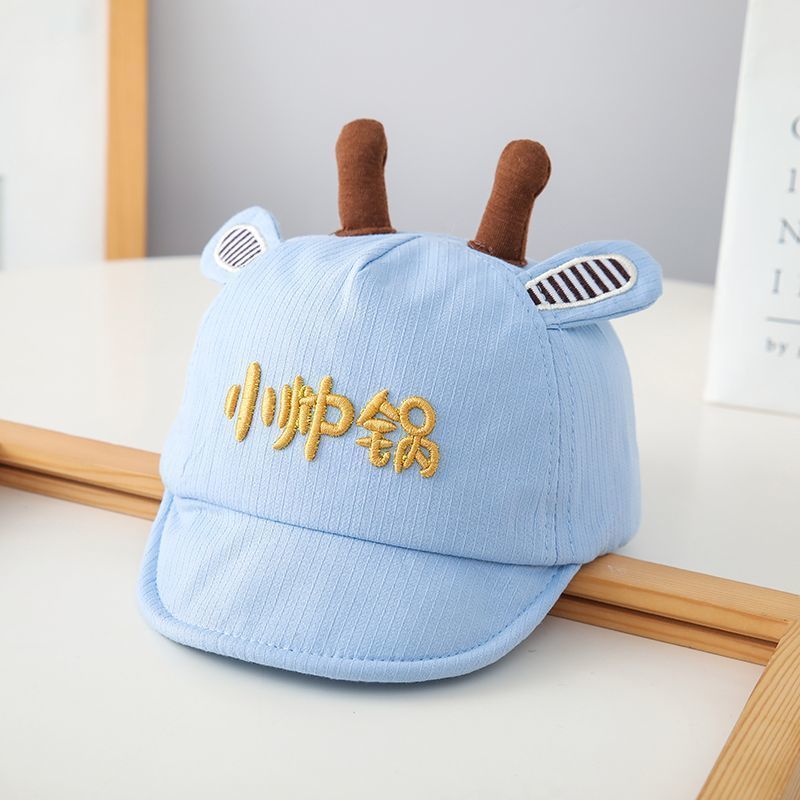 부드러운 챙이 달린 작은 잘생긴 남자 모자