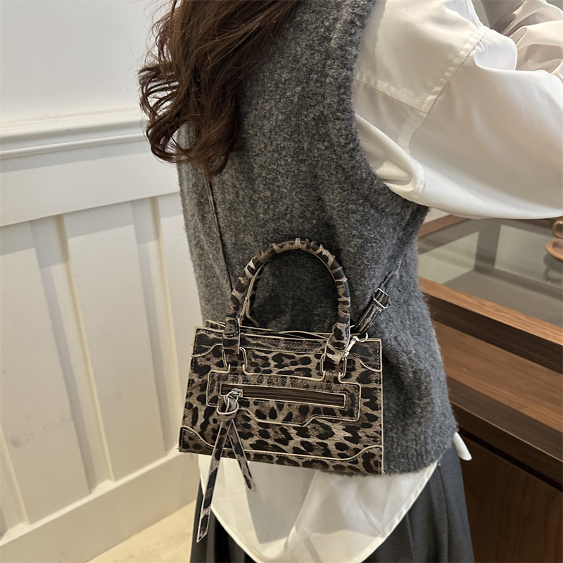 Bolso de moda leopardo en línea 2024 nuevo bolso de invierno pequeño bolso de invierno de mujer universal nicho bolso de mano