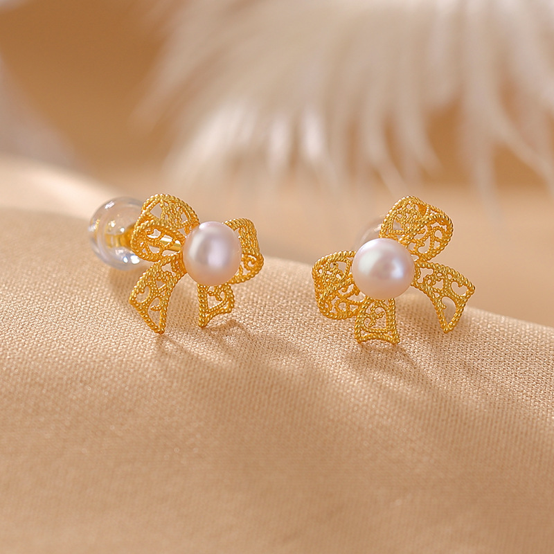 Khuyên tai nữ bạc S925 mạ vàng đính ngọc trai nước ngọt hình nơ rỗng tinh tế — Một cặp