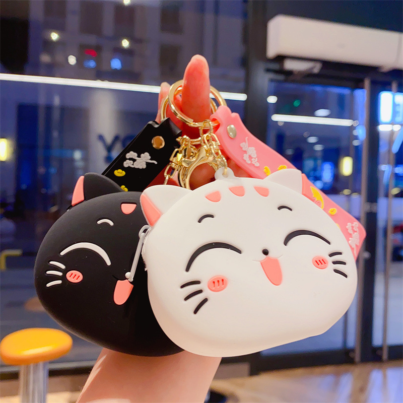 創意的なアニメのかわいい招財猫の小銭入れのキーホルダーは精巧なカバンに飾られています。|undefined